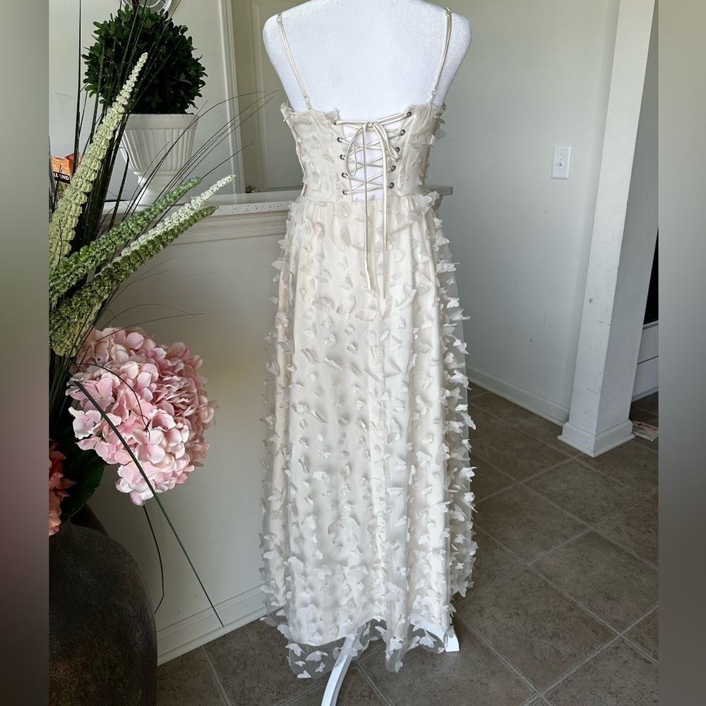 Thirty/thirty dress Elegant White Floral Gown - Picture 5 of 12